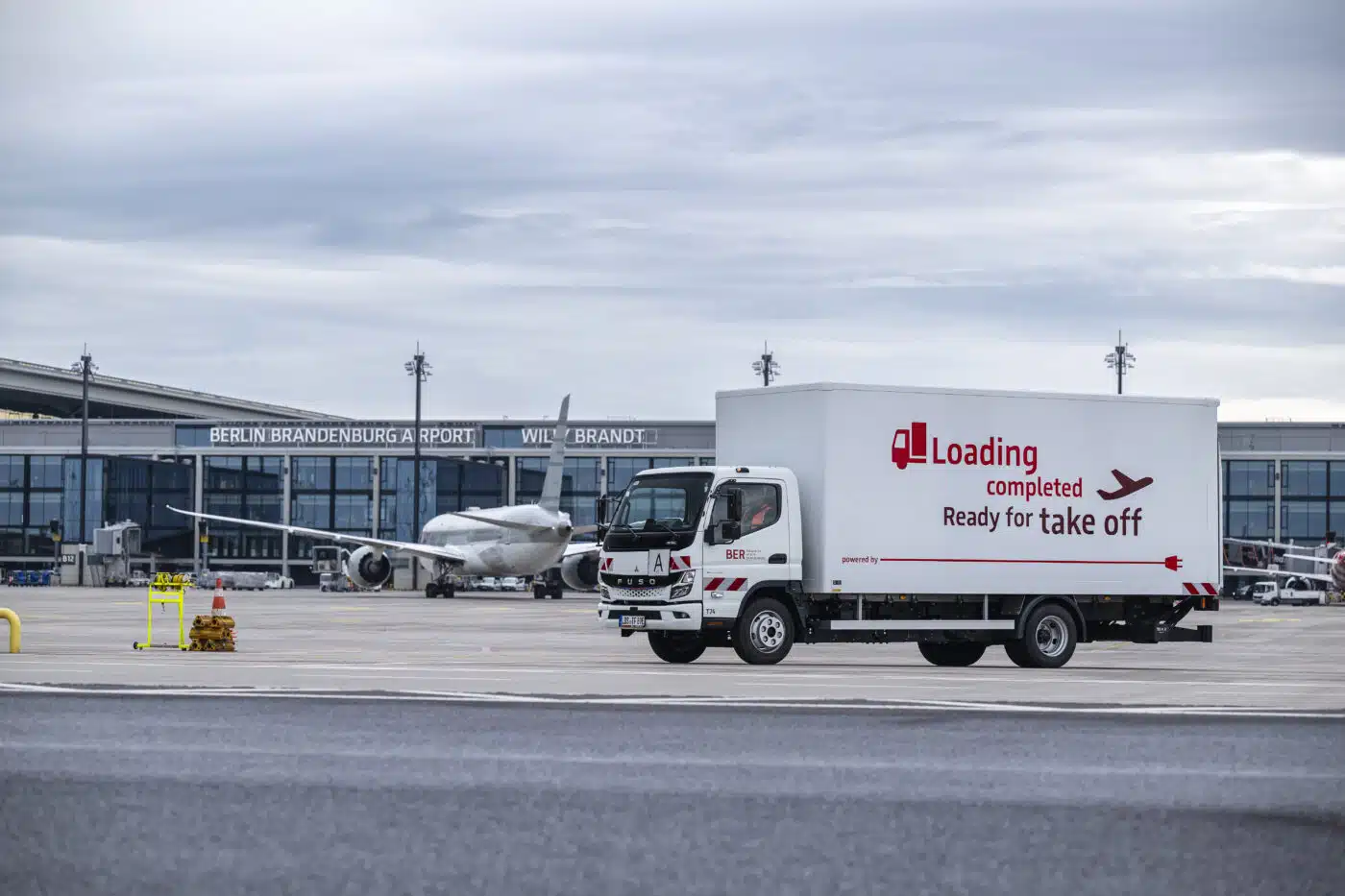 Уже півтора року компанія Berlin Brandenburg Airport GmbH у межах своєї стратегії сталого розвитку використовує електромобільність для забезпечення внутрішньої логістики збирання, вивезення та поводження з відходами. Як показує практика, FUSO eCanter 7C18e ідеально підходить для виконання цих завдань.