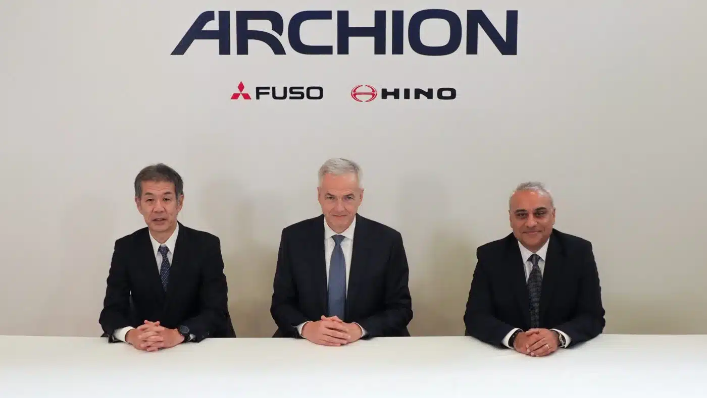 FUSO входить до складу новоствореної групи ARCHION. Із квітня 2026 року група об'єднує незалежні бренди Mitsubishi FUSO та Hino Motors, щоб ще ефективніше використовувати спільні ресурси й експертні знання.