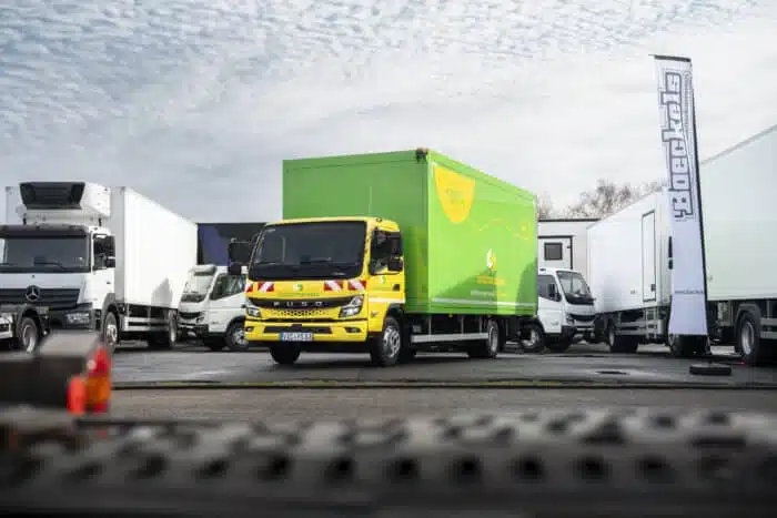 Із FUSO eCanter 7C18e для сервісу заміни контейнерів компанія з утилізації відходів Schönmackers тепер доставляє нові сміттєві контейнери своїм клієнтам. Усе в дусі сталого розвитку — тихо й без викидів.
